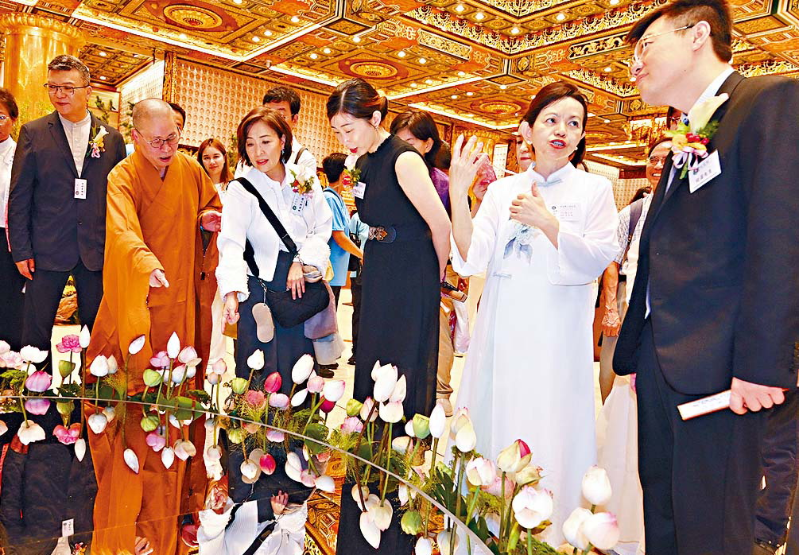 宝莲禅寺方丈净因大和尚（前左二）与星岛新闻集团广告及业务发展执行副总经理苏美芳（前右二）及嘉宾观赏荷花。